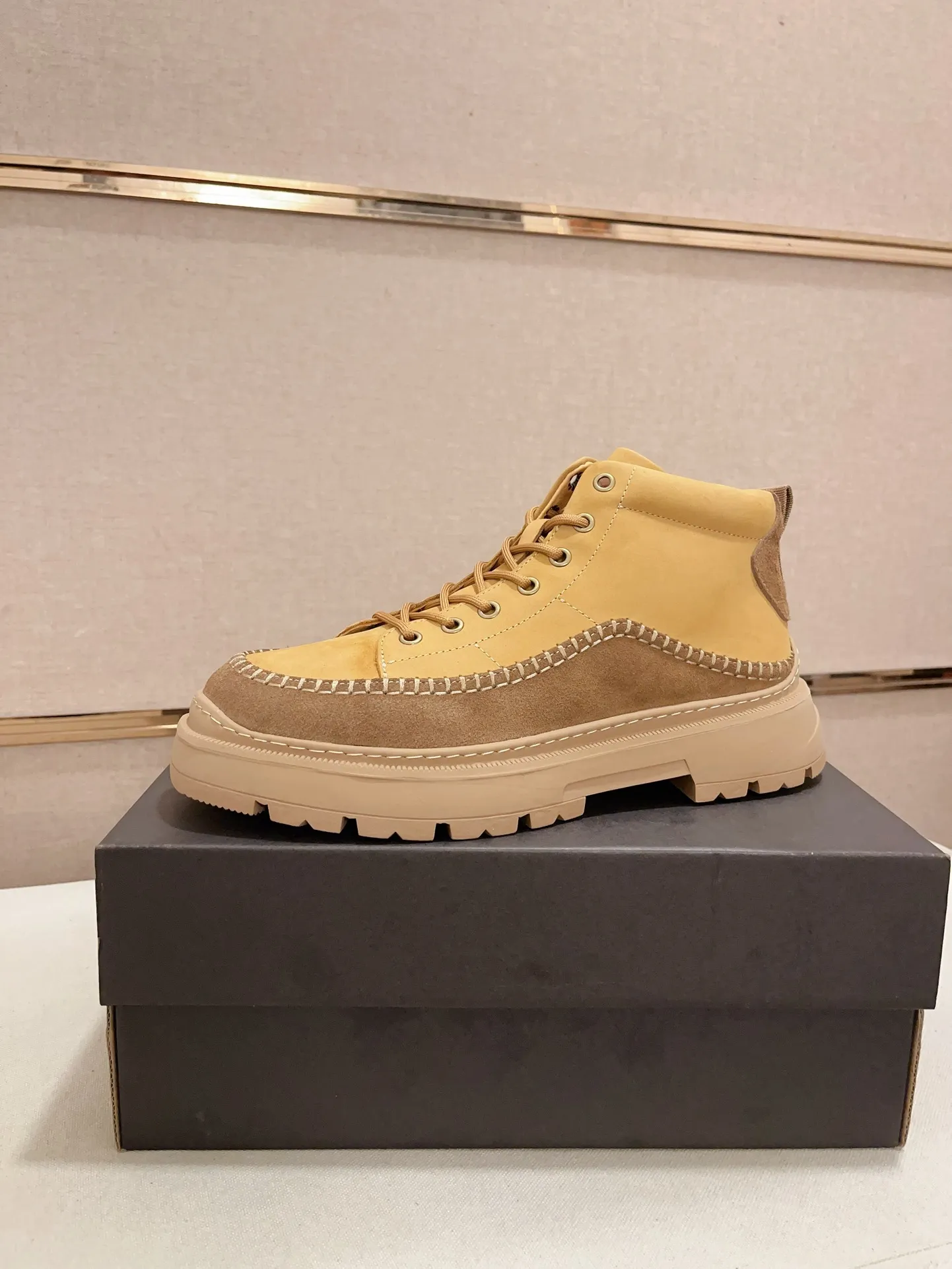 Factory price: 760💰North American men's shoes Ugg ☃️In the special sale of new high-quality men's shoes snow boots in autumn and winter, the nemesis of extreme cold weather! Made of cowhide leather, merino wool lining, and original outsole, whether driving, outdoor or daily wear, there is always one that suits you! Code number 39-44